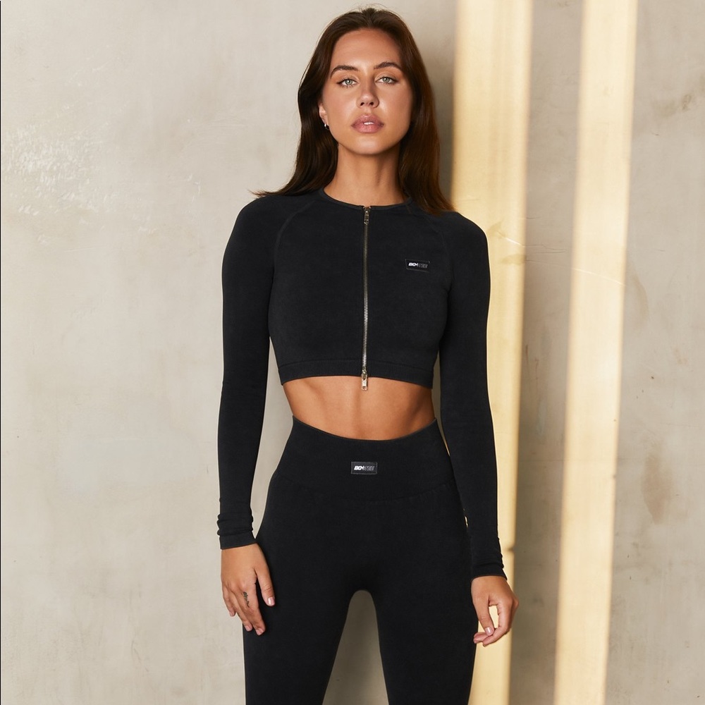 ADJUST
SEAMLESS ACID WASH ZIP CROP TOP IN BLACK